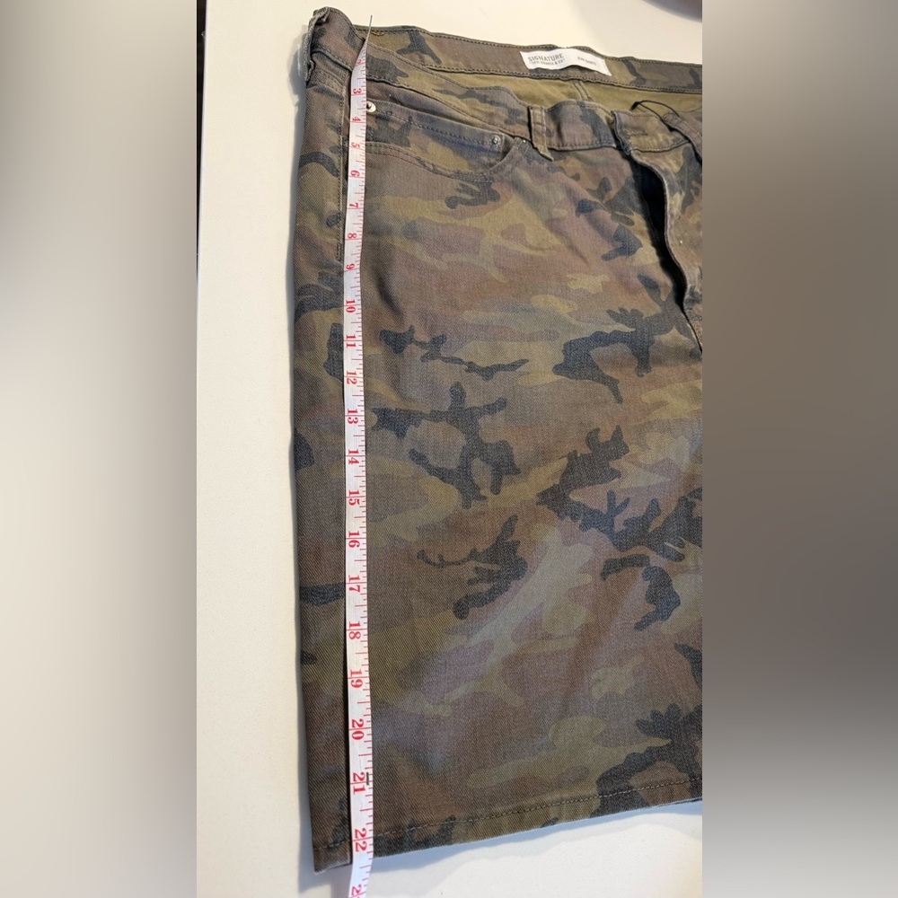 Levi's Green Camouflage Cargo Jean Shorts Size 36 - Picture 5 of 10